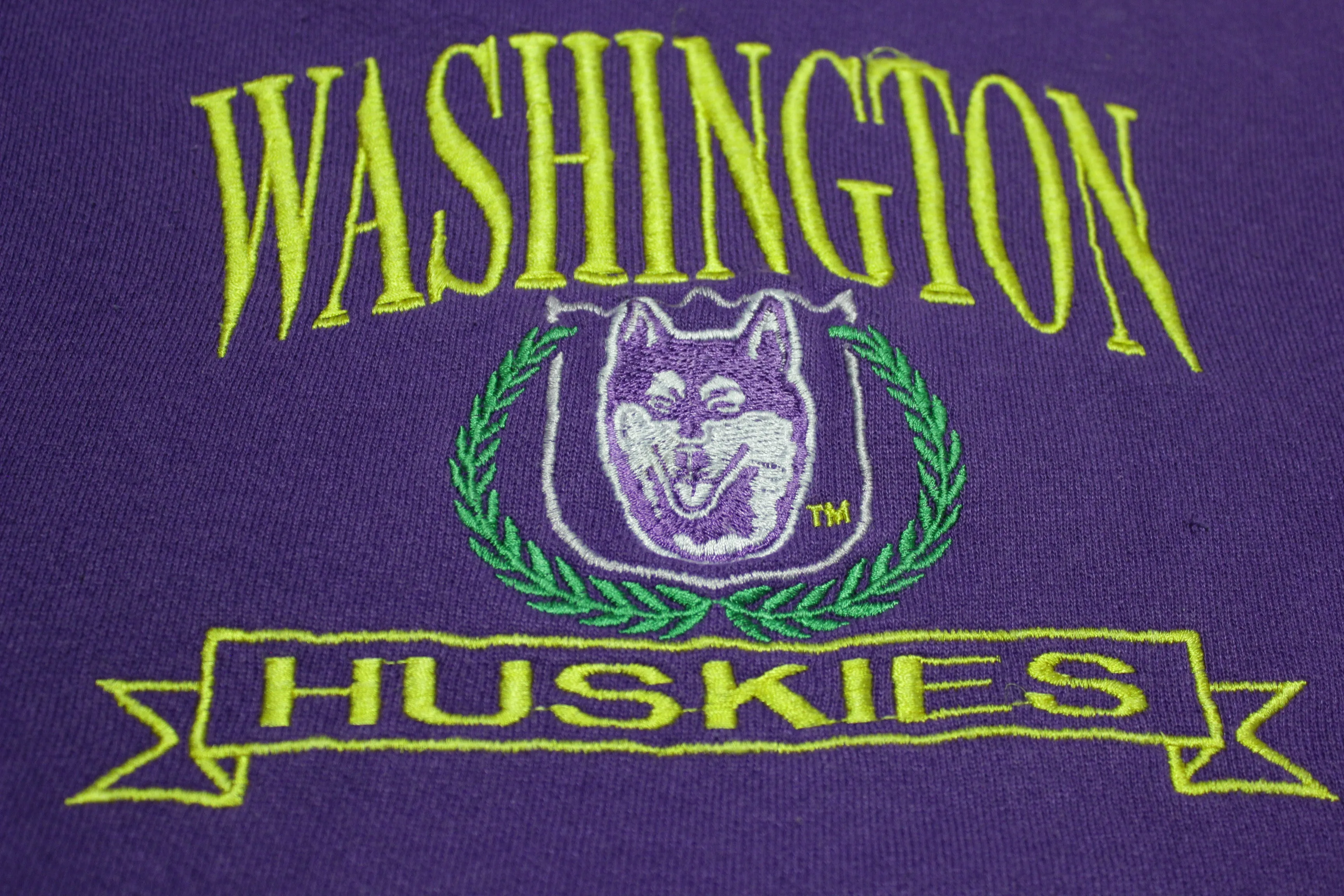 University of Washington Logo 7 Embroidered Huskies Vintage 90's Crewneck Sweatshirt